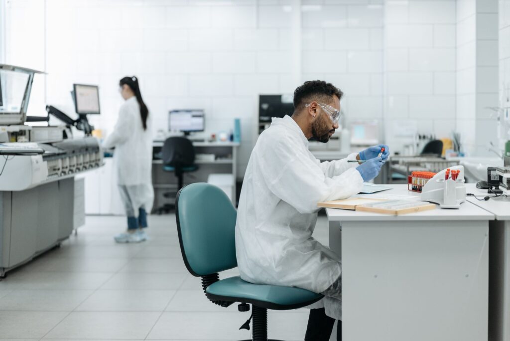IA co-científica: los agentes que ya generan hipótesis y están cambiando el método científico