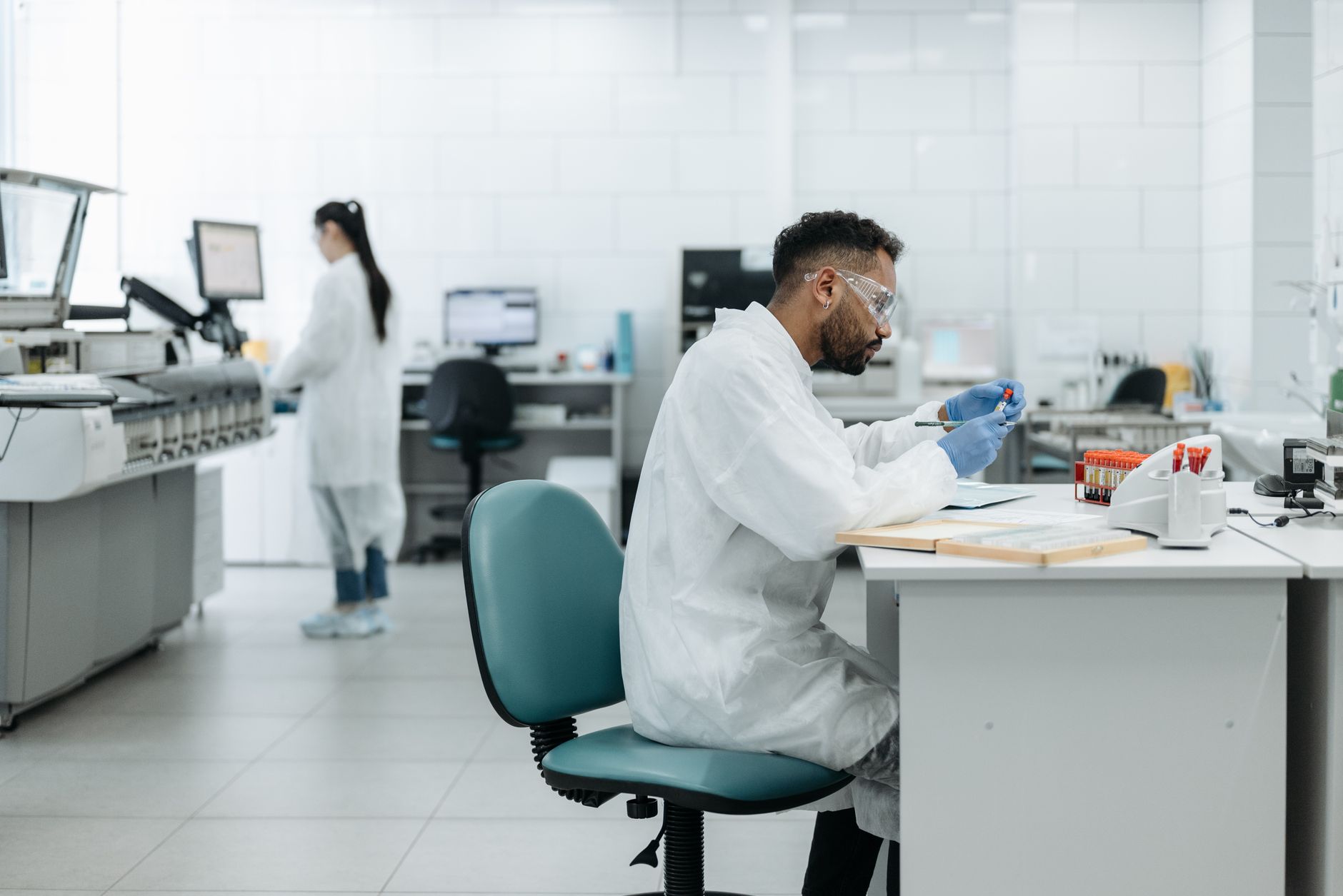 IA co-científica: los agentes que ya generan hipótesis y están cambiando el método científico